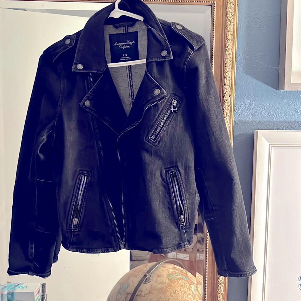 Black Lg Jean Jacket. American Eagle, midi fit, great with sundresses